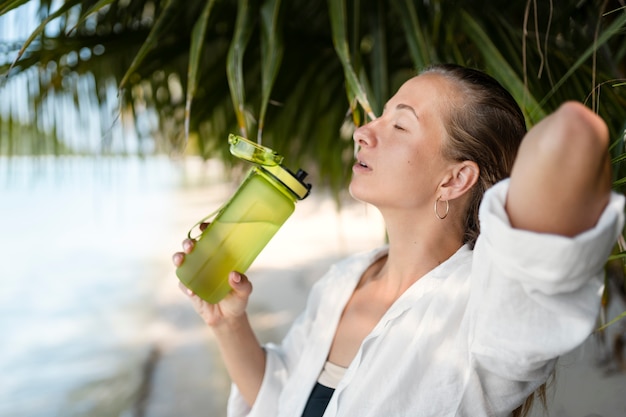 Foto gratuita mujer disfrutando de sus soleadas vacaciones