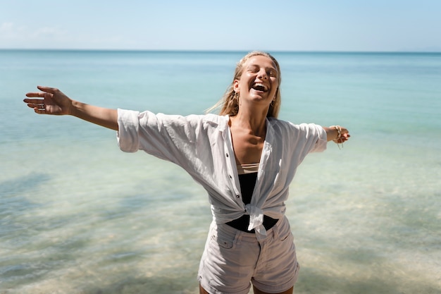 Foto gratuita mujer disfrutando de sus soleadas vacaciones