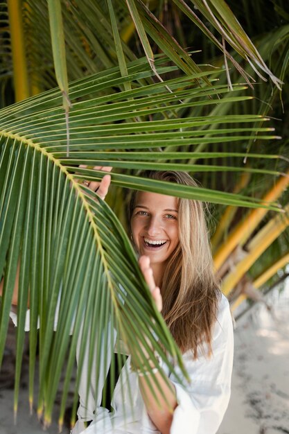 Mujer disfrutando de sus soleadas vacaciones