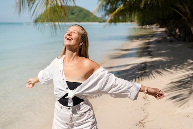 Mujer disfrutando de sus soleadas vacaciones