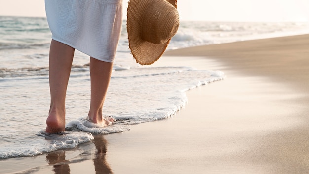 Foto gratuita mujer disfrutando de sus vacaciones en la playa