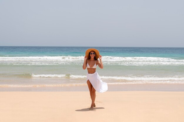 Mujer disfrutando de sus vacaciones en la playa