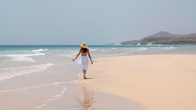 Mujer disfrutando de sus vacaciones en la playa