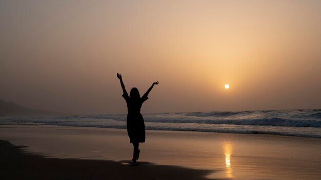 Mujer disfrutando de sus vacaciones en la playa