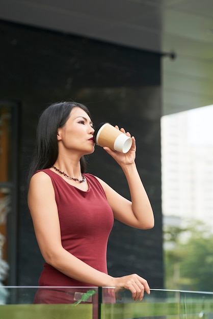 Mujer disfrutando de una taza de café