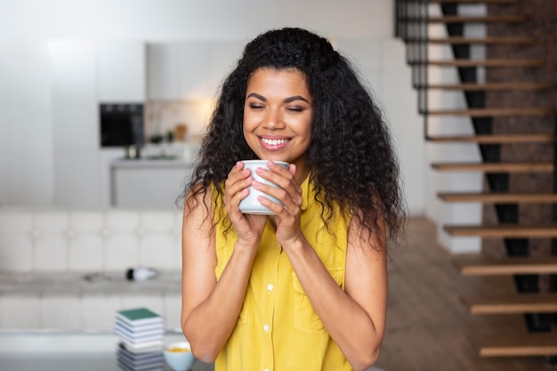 Mujer disfrutando de una taza de café