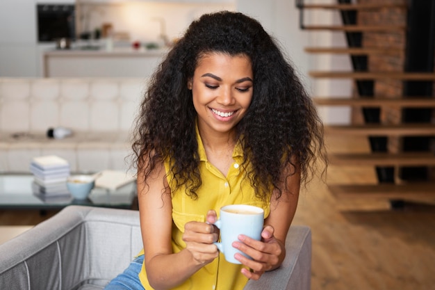 Foto gratuita mujer disfrutando de una taza de café