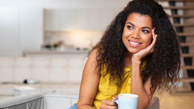 Mujer disfrutando de una taza de café