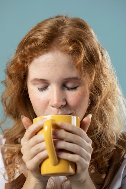 Foto gratuita mujer disfrutando de una taza de café