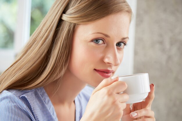 Mujer disfrutando de té