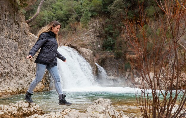 Mujer disfrutando de tiempo en la naturaleza