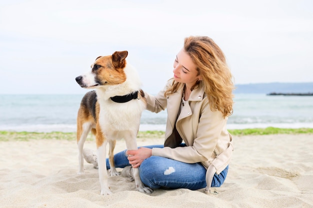 Mujer disfrutando el tiempo con su perro al aire libre