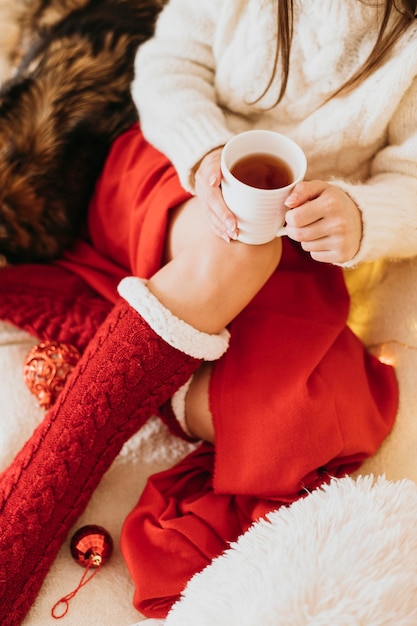 Mujer disfrutando de las vacaciones de invierno