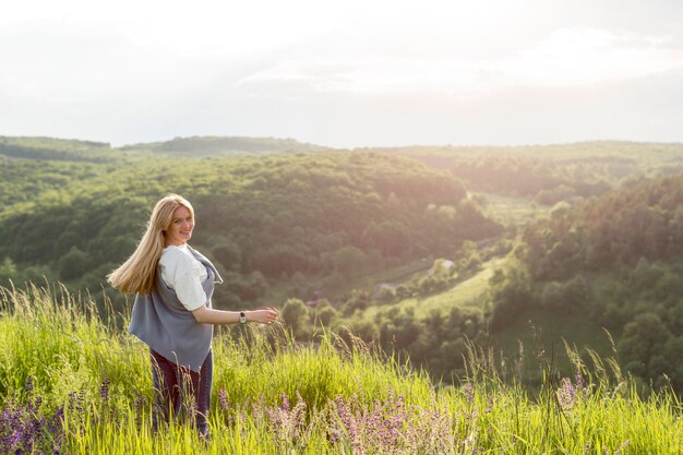 Mujer disfrutando de la vista de la naturaleza