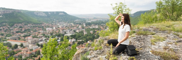 Mujer disfrutando de la vista en la naturaleza