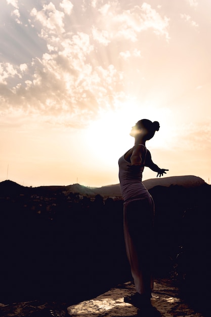 Foto gratuita mujer disfrutando del yoga y la natualeza