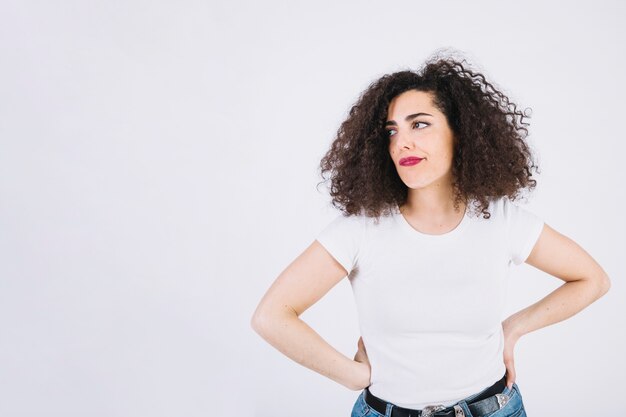 Mujer disgustada con cabello rizado