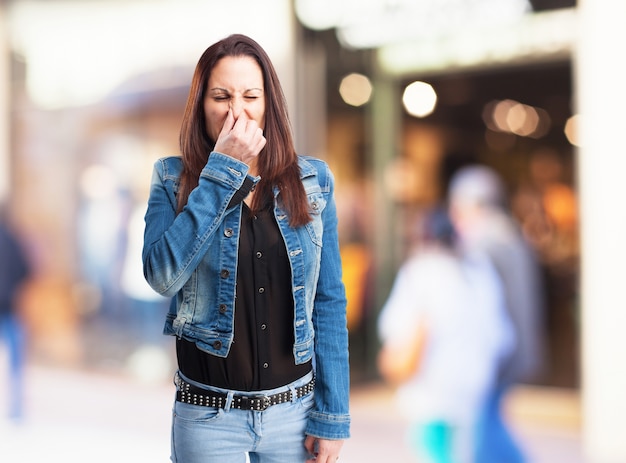 Mujer disgustada debido del mal olor