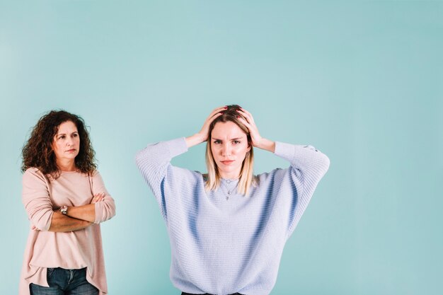 Mujer disgustada discutiendo con mamá