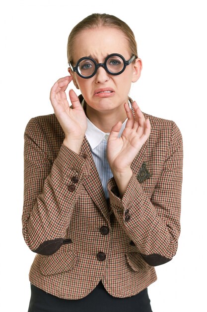Mujer disgustada con gafas