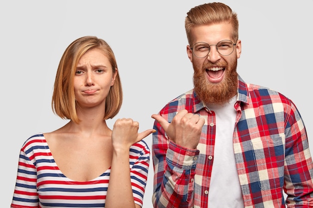 Mujer disgustada con pelo corto