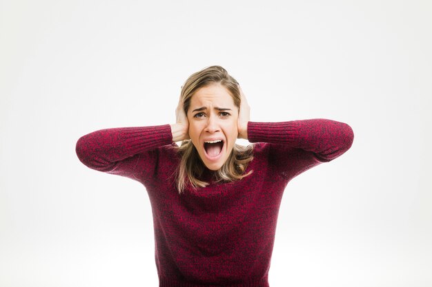 Mujer disgustada por ruido