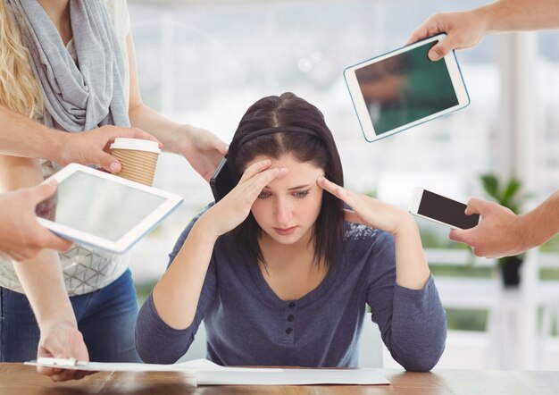 Mujer disgustada en el trabajo