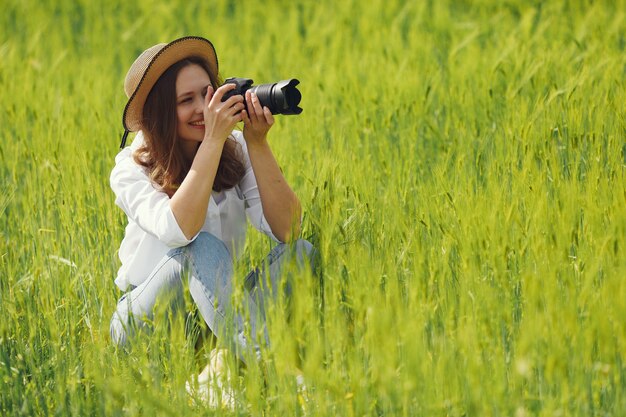 Mujer disparando en un campo de verano