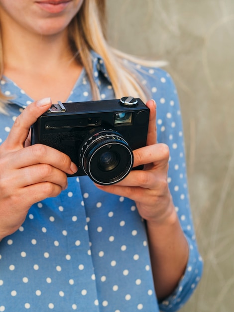 Foto gratuita mujer con dispositivo de cámara electrónica