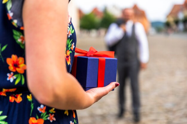 Mujer dispuesta a regalar.