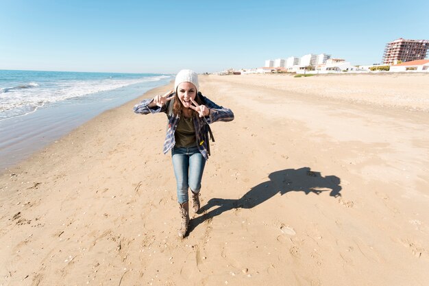 Mujer divertida cerca del mar