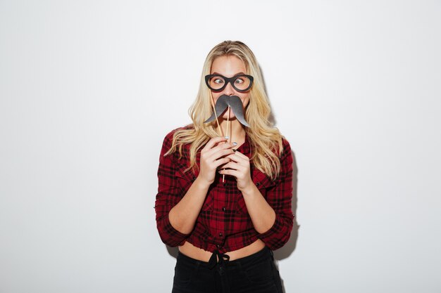 Mujer divertida con gafas y bigote falso