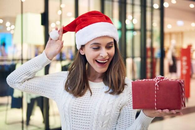 Mujer divertida con regalo de Navidad