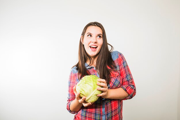 Mujer divertida con repollo