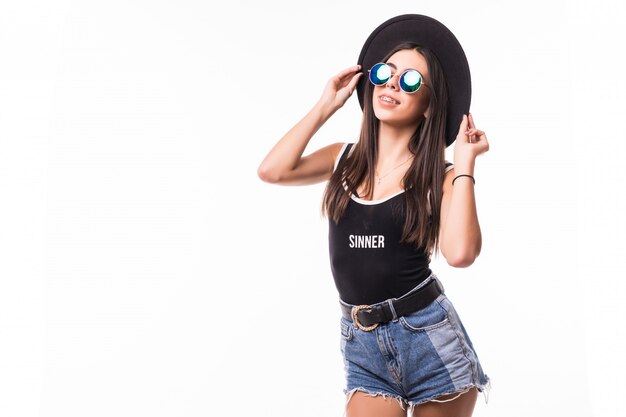 Mujer divertida en sombrero negro y gafas de sol brillantes aisladas