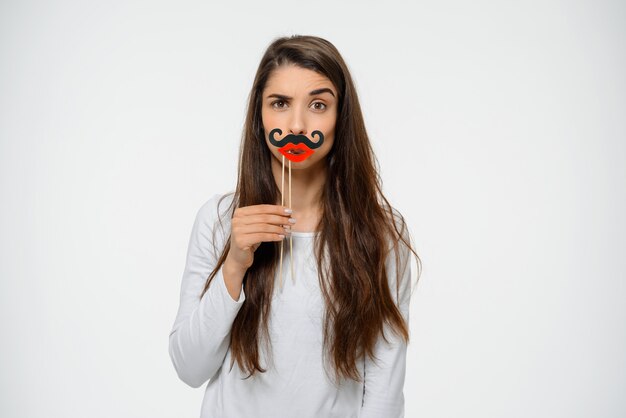 Mujer divertida sostener bigote falso y labios, fiesta