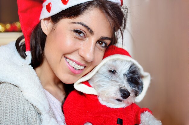 Mujer divertida con su perro