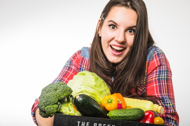 Mujer divertida con verduras