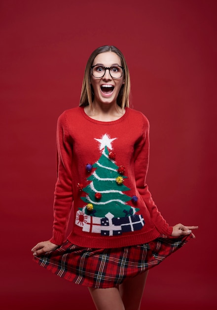 Mujer divertida vestida con ropa de Navidad