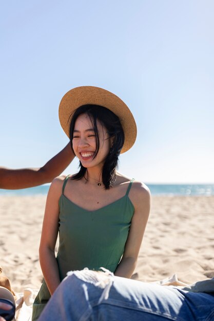 Mujer divirtiéndose con amigos junto al mar