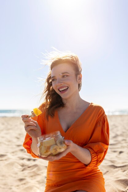 Mujer divirtiéndose con amigos junto al mar