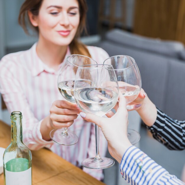 Mujer divirtiéndose con amigos