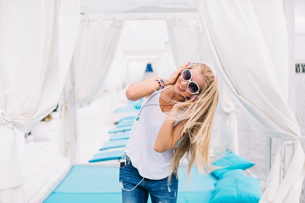 Mujer divirtiéndose con auriculares