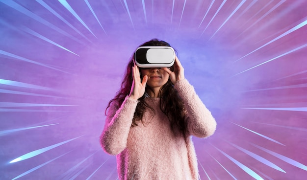 Mujer divirtiéndose con casco de realidad virtual