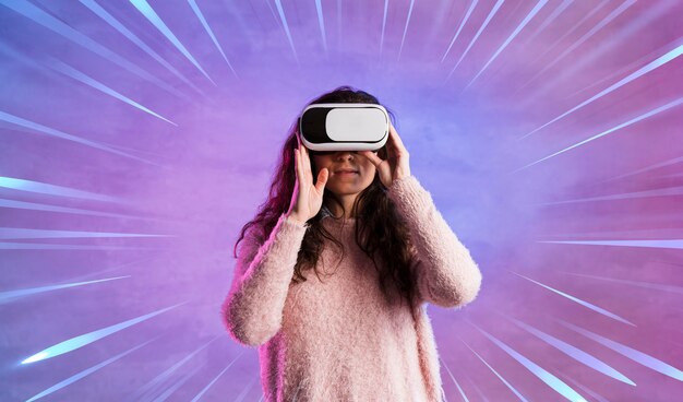 Mujer divirtiéndose con casco de realidad virtual