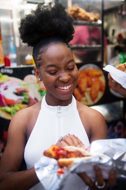 Mujer divirtiéndose en el festival de comida