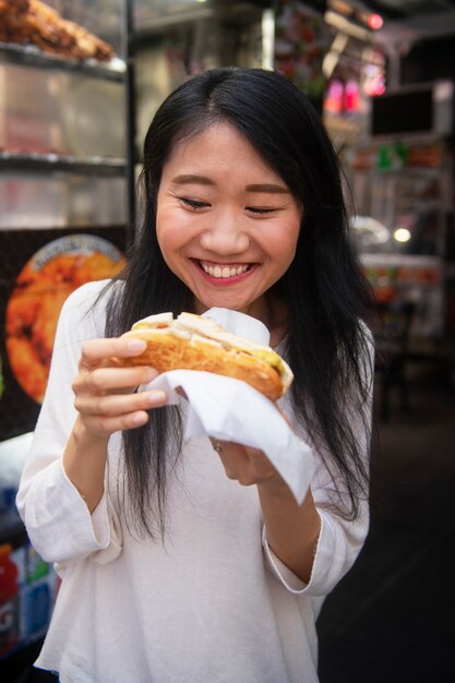 Mujer divirtiéndose en el festival de comida