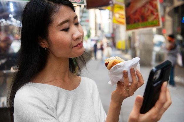 Mujer divirtiéndose en el festival de comida