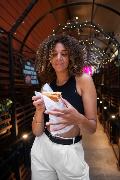 Mujer divirtiéndose en el festival de comida