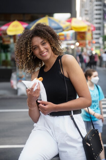 Mujer divirtiéndose en el festival de comida